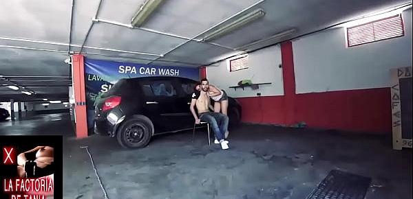  Mamada en un lavado de autos público